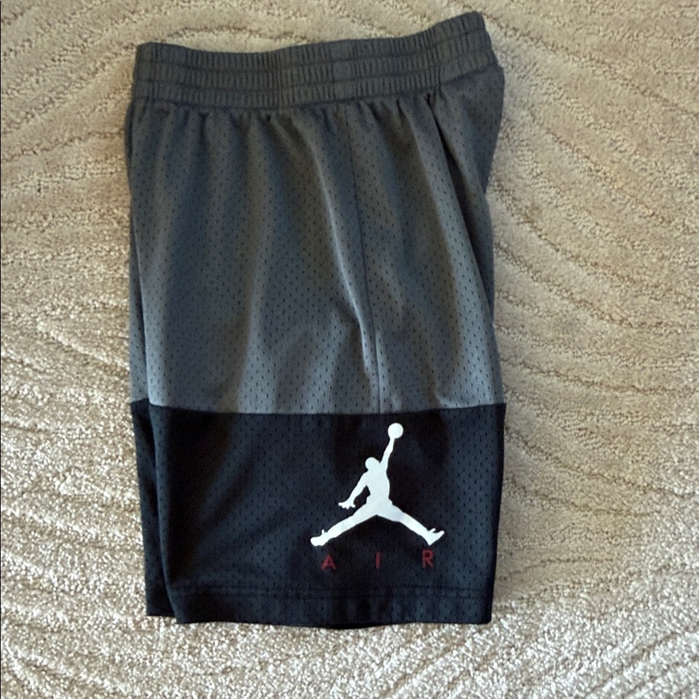 Jordan Boys Athletic Shorts in Gray and Black 🎄♥️🏀